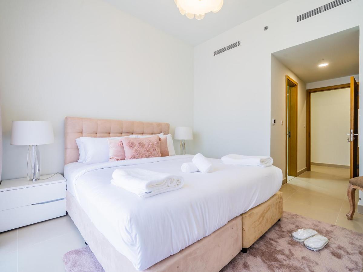 Monty Holiday - Incredible Burj Khalifa View From This Vibrant Apt *