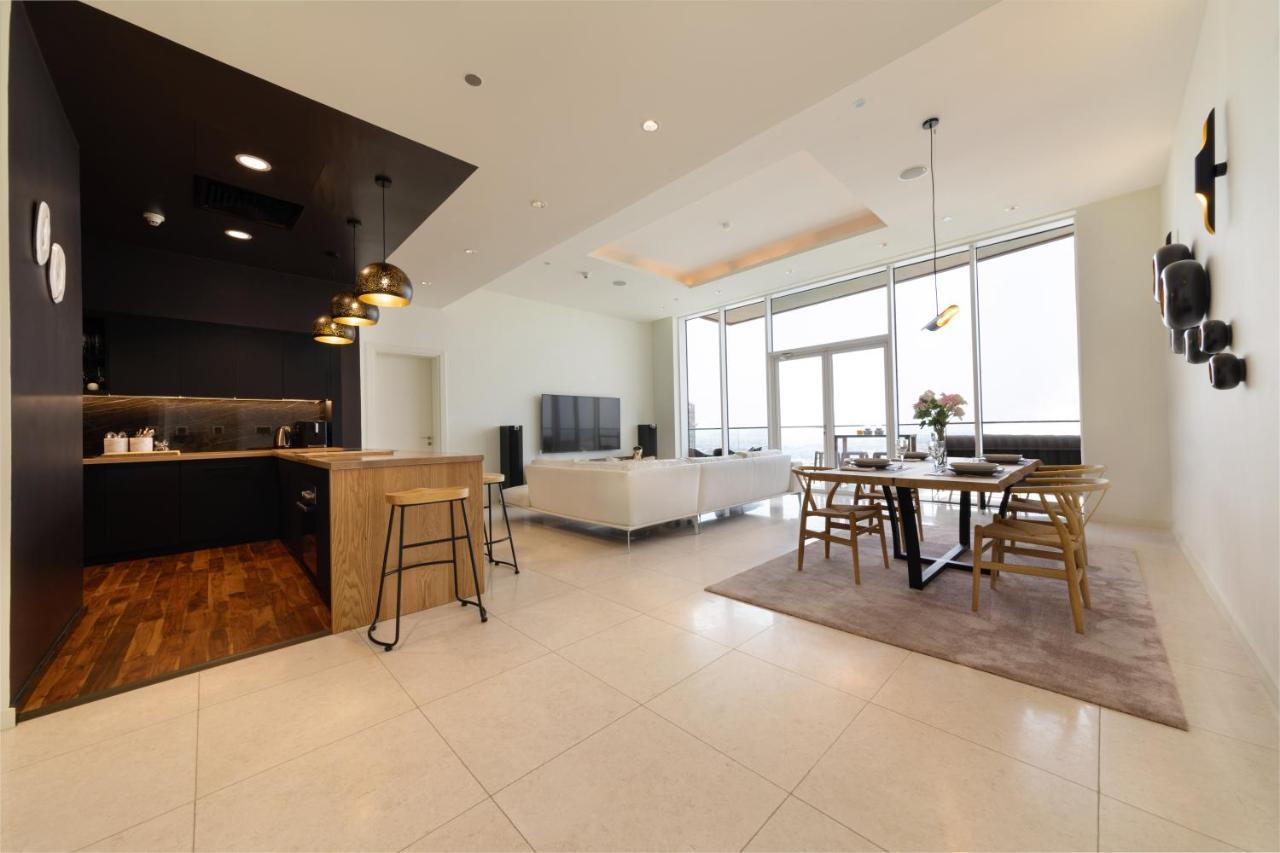 Maison Privee - Palm Jumeirah Luxury Apt W Access To Exclusive Beach, Pool, And Gym Dubai