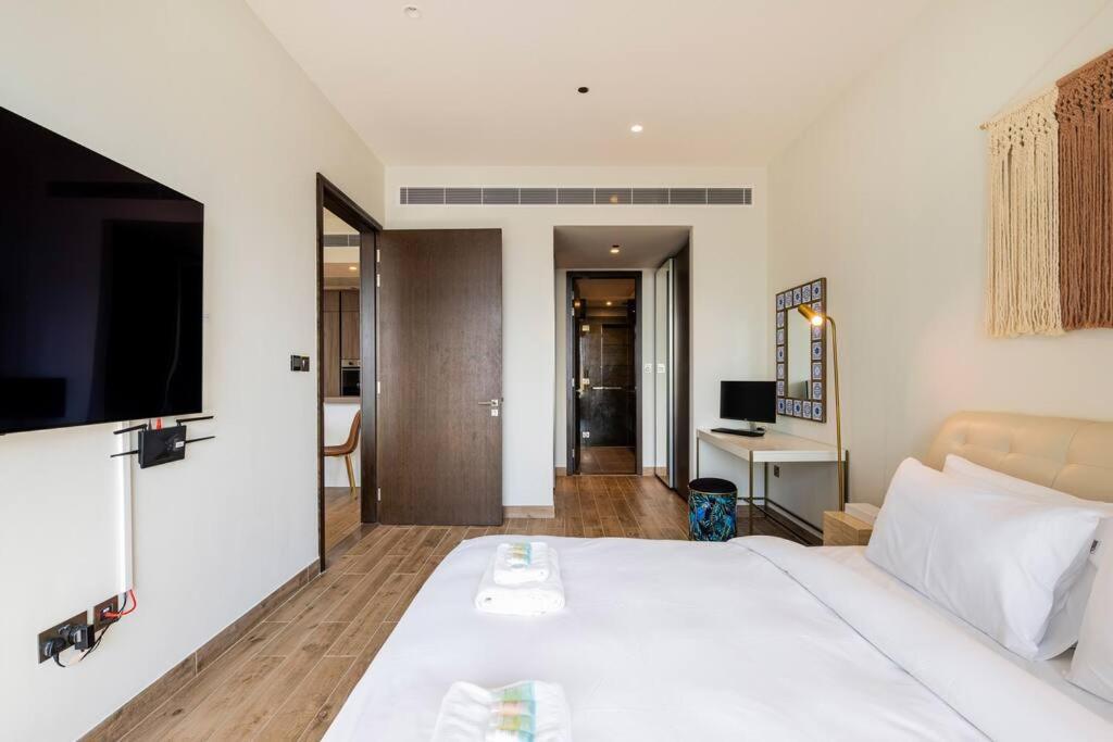 Mesmerizing 1br Full Marina View At Marina Gate Apartment