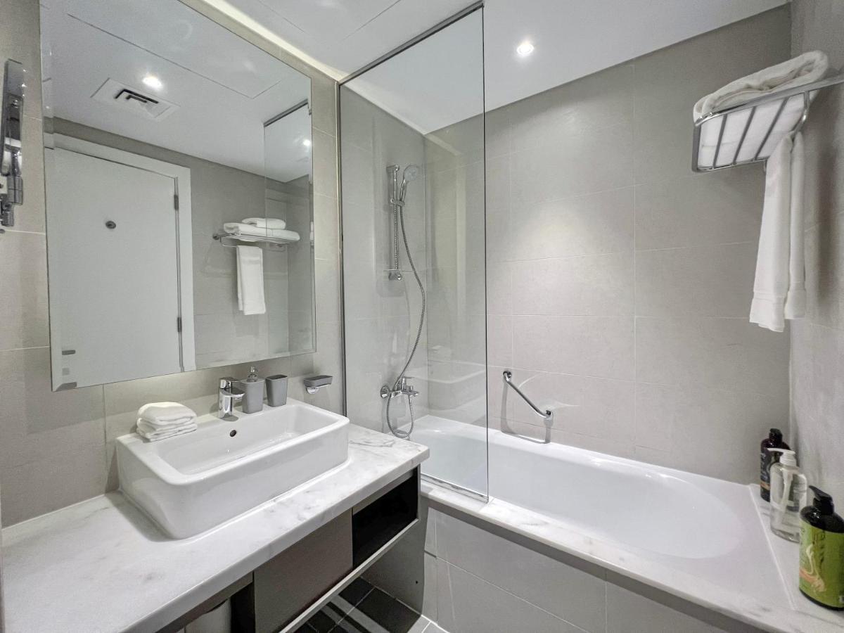 5-star Luxury Studio Near Burj Khalifa With Amazing Canal & View! Dubai