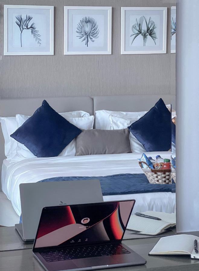 5-star Luxury Studio Near Burj Khalifa With Amazing Canal & View! Apartment *
