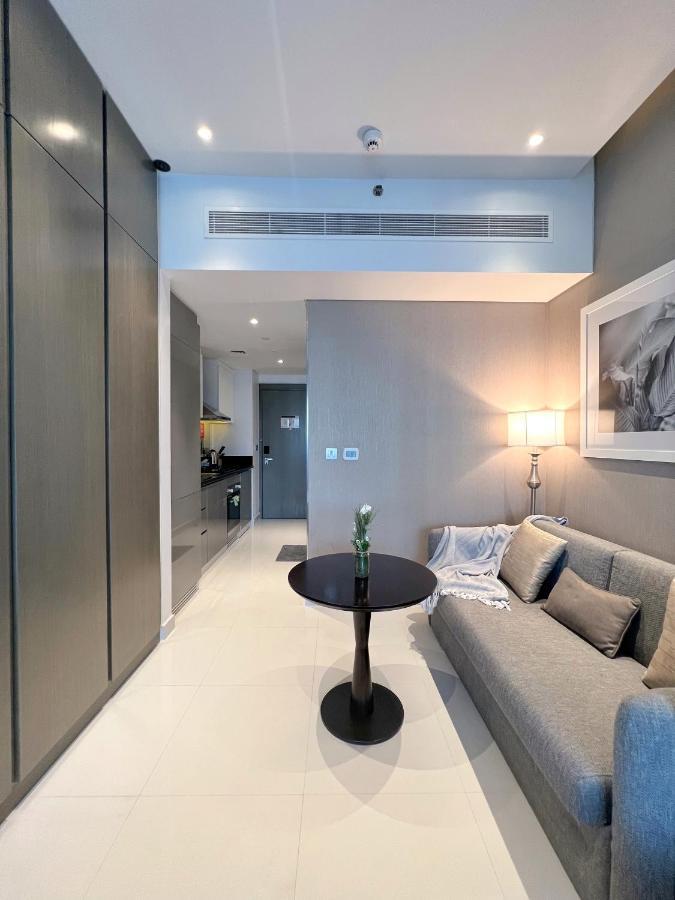 5-star Luxury Studio Near Burj Khalifa With Amazing Canal & View! Dubai