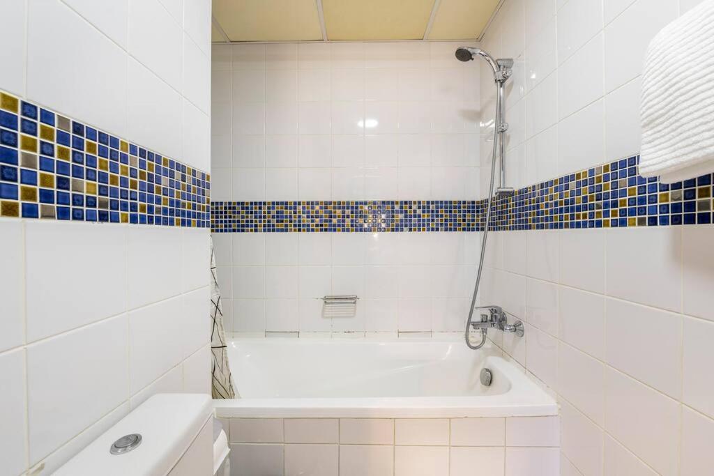 La Buena Vida Homes - Luxe 1bd, Boutique Full Lakeview 1m To Metro, & Almas Tower * Dubai