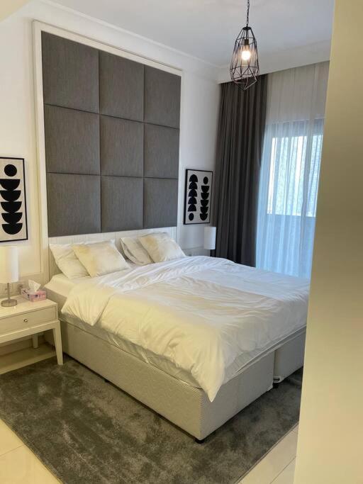 Luxury Living & Fully-furnished 3 Bedroom Next To Mall *