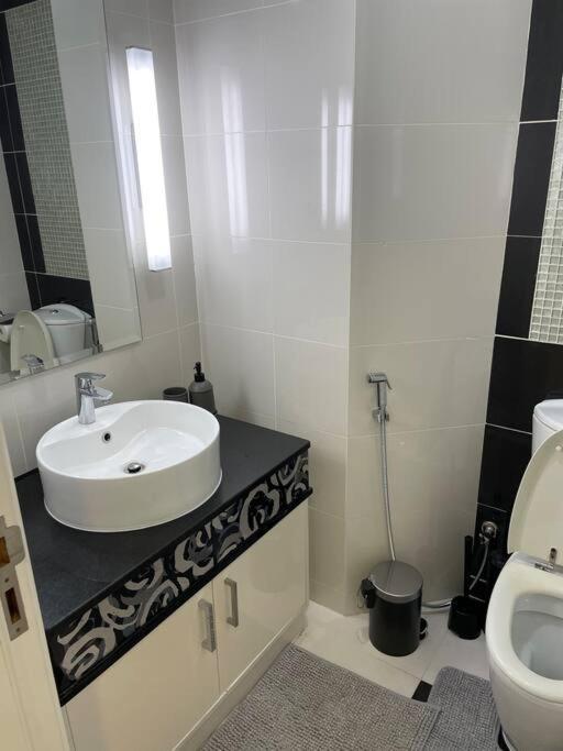 Apartment Luxury Living & Fully-furnished 3 Bedroom Next To Mall *