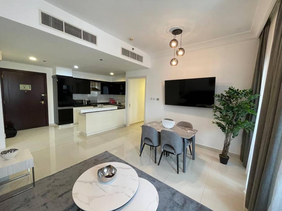 Apartment Luxury Living & Fully-furnished 3 Bedroom Next To Mall Dubai