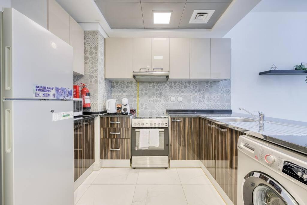 Apartment Chic Spacious 1 Bedroom In South. *