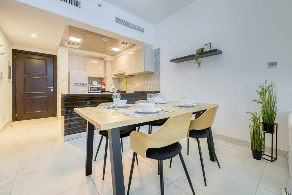 Apartment Chic Spacious 1 Bedroom In South.
