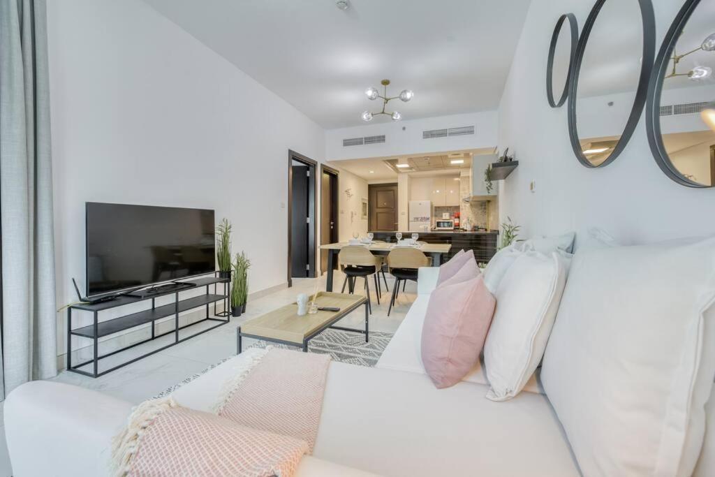 Chic Spacious 1 Bedroom In South.
