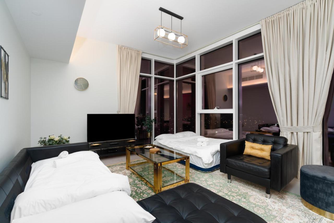 Apartment Ultimate - 3 Beds - Scenic Panoramic Views - Right At Metro Station - 5-10min To Sea, Burj Khalifa, Old Town, Downtown - 15min From Airport