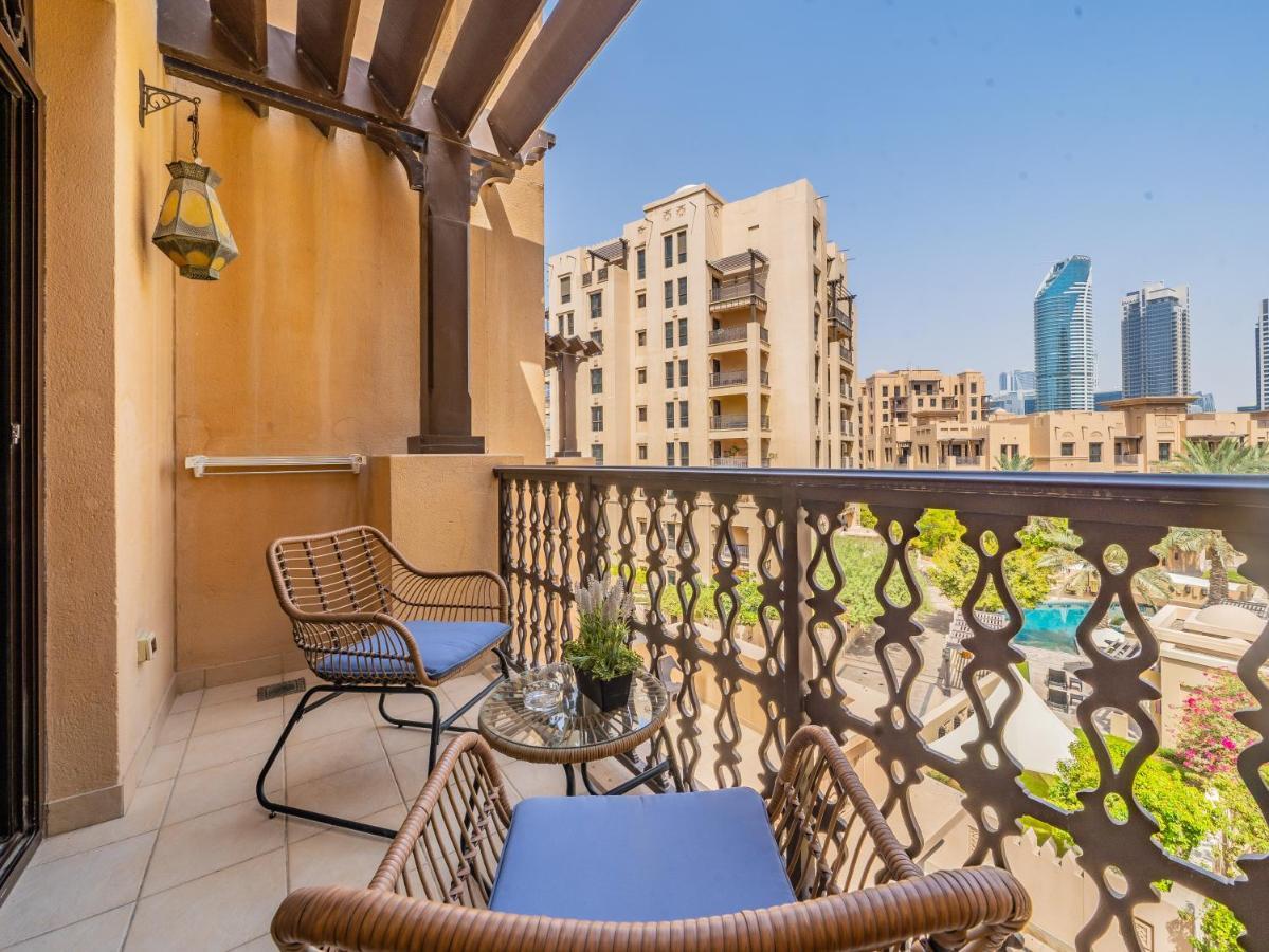 Colorful Near Mall With Balcony Apartment *