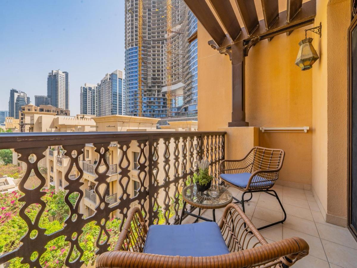 Apartment Colorful Near Mall With Balcony