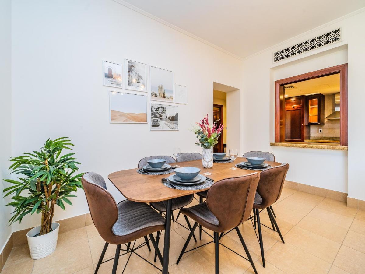 Colorful Near Mall With Balcony Apartment Dubai