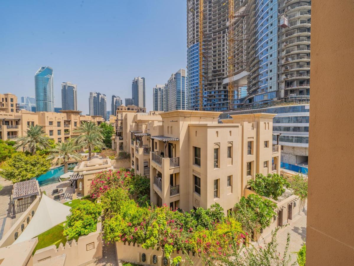 Colorful Near Mall With Balcony * Dubai