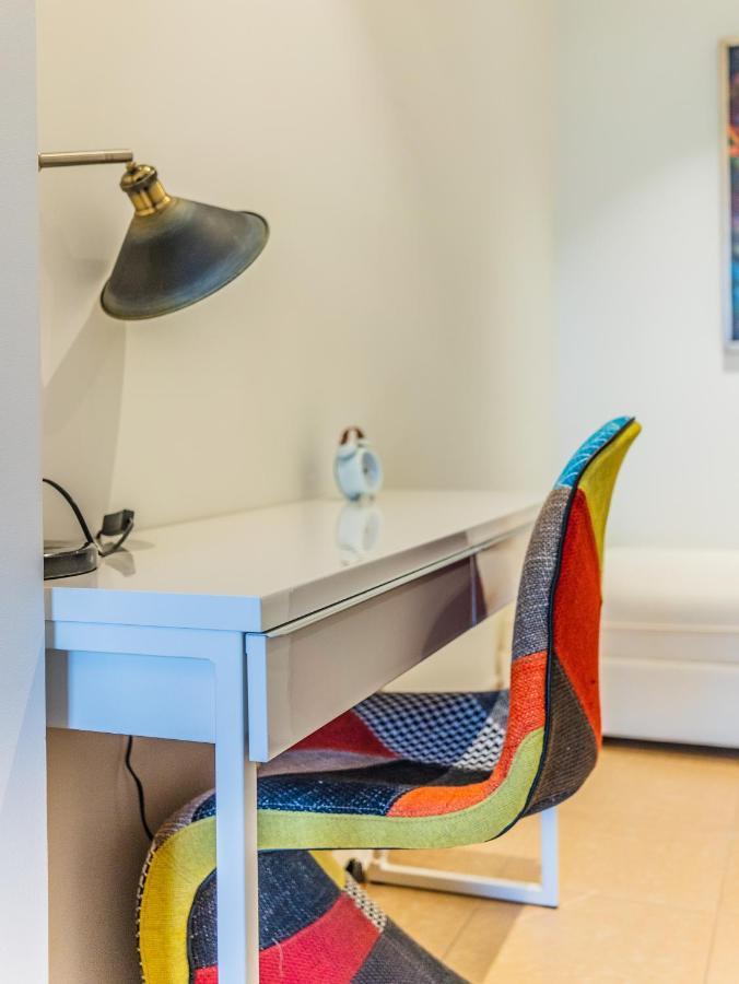 Apartment Colorful Near Mall With Balcony *