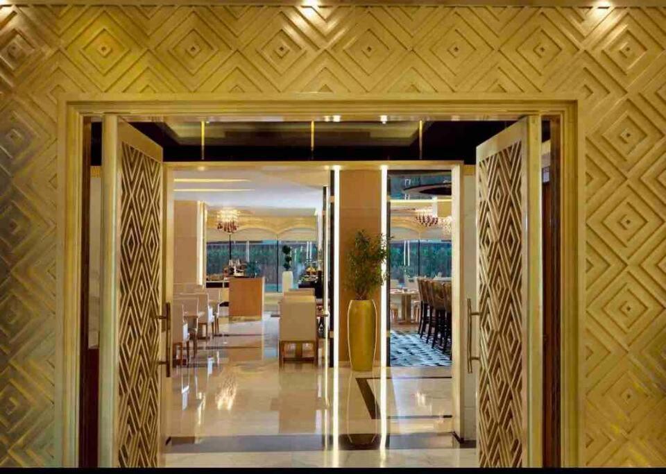 Luxury Living & Fully-furnished 3 Bedroom Next To Mall *