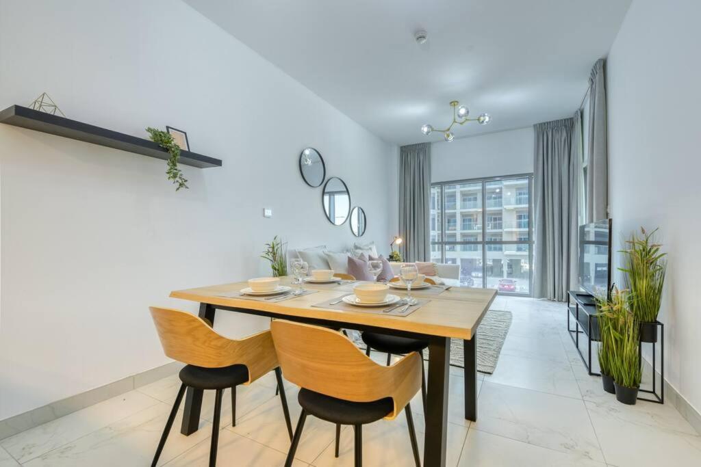 Chic Spacious 1 Bedroom In South.