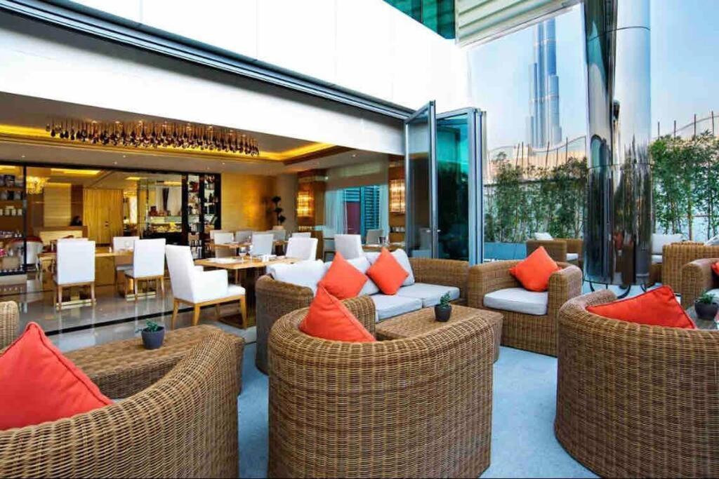 Apartment Luxury Living & Fully-furnished 3 Bedroom Next To Mall *