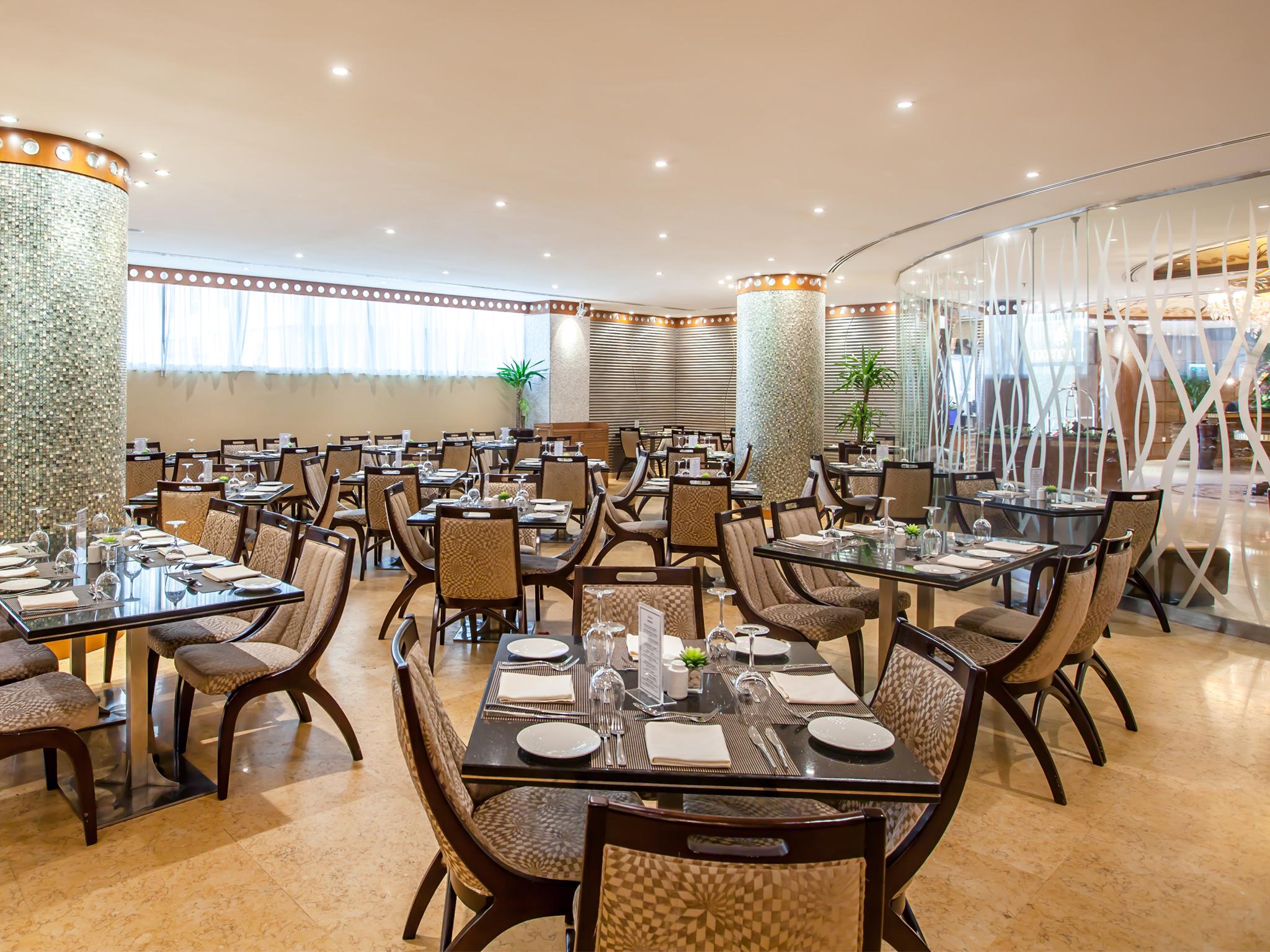 Howard Johnson Plaza By Wyndham Deira