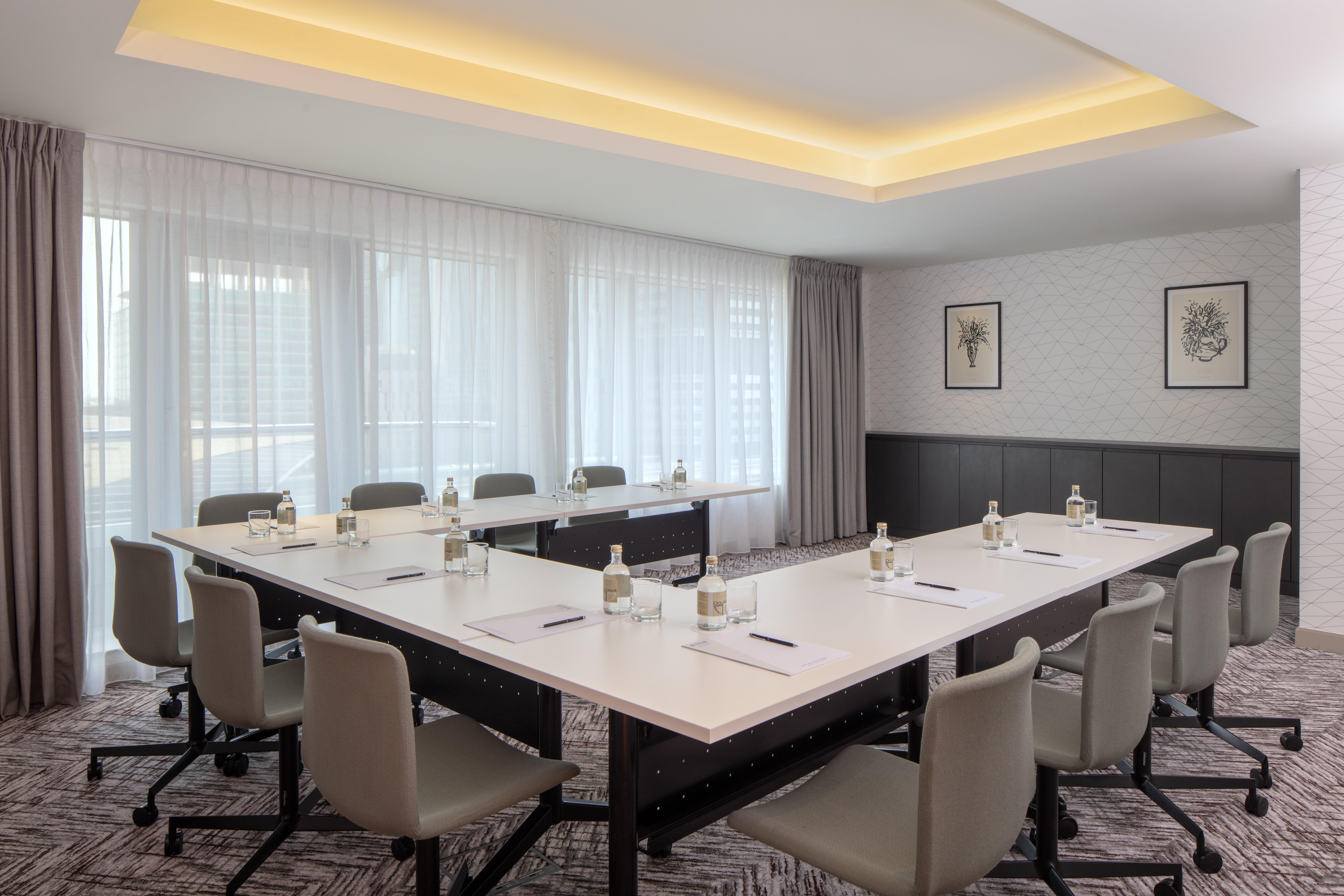 Staybridge Financial Centre By Ihg Hotel