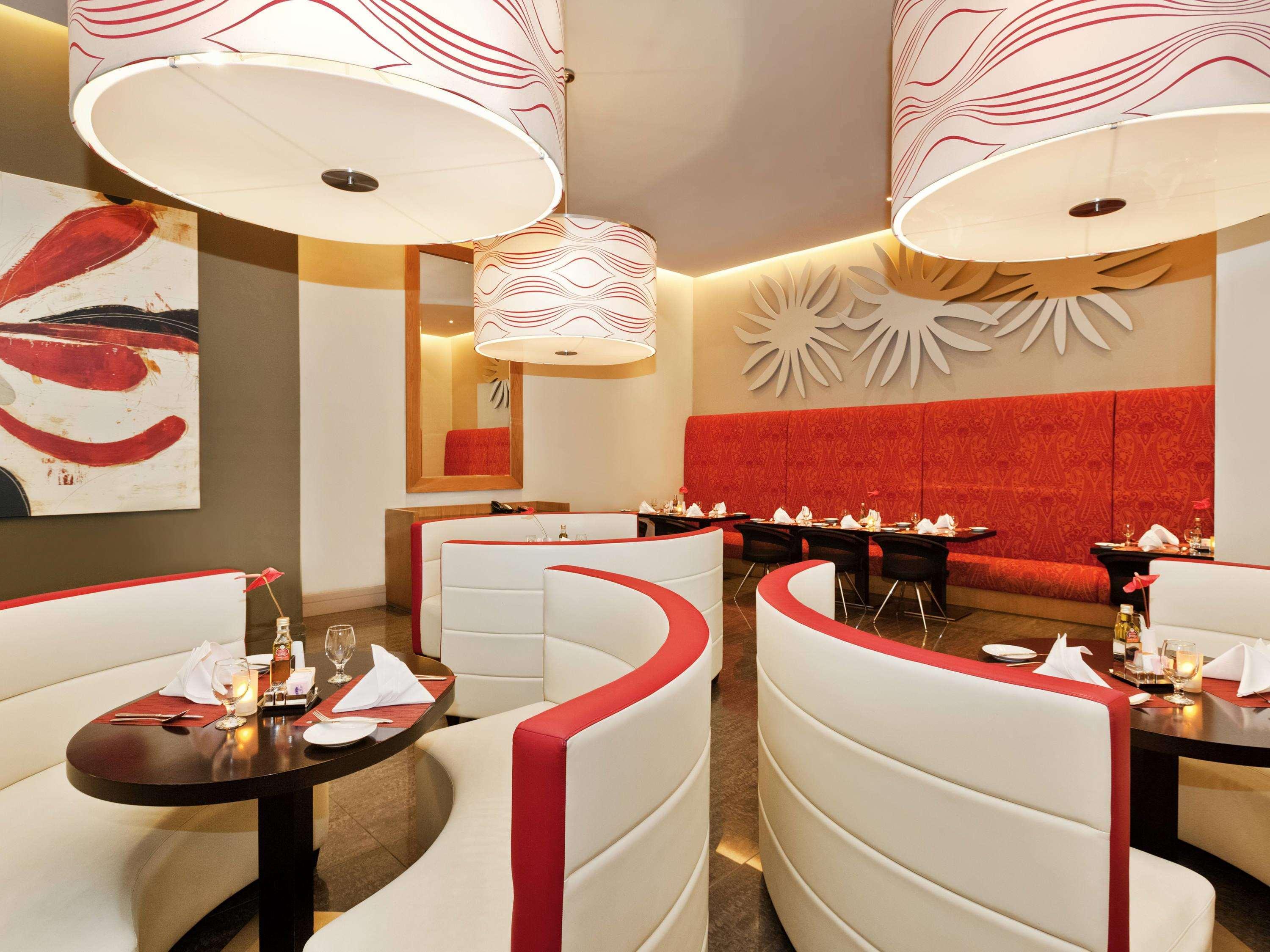 Ibis Mall Avenue 3*