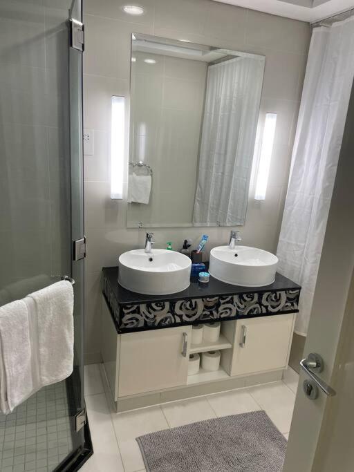 Apartment Luxury Living & Fully-furnished 3 Bedroom Next To Mall *