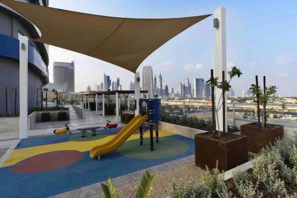 Luxury Living & Fully-furnished 3 Bedroom Next To Mall Apartment *