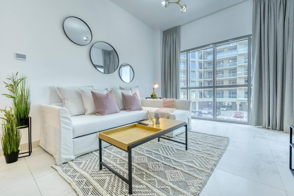 Chic Spacious 1 Bedroom In South.