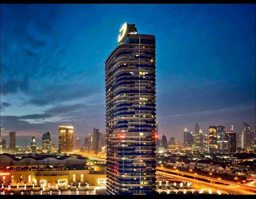 Luxury Living & Fully-furnished 3 Bedroom Next To Mall Apartment *