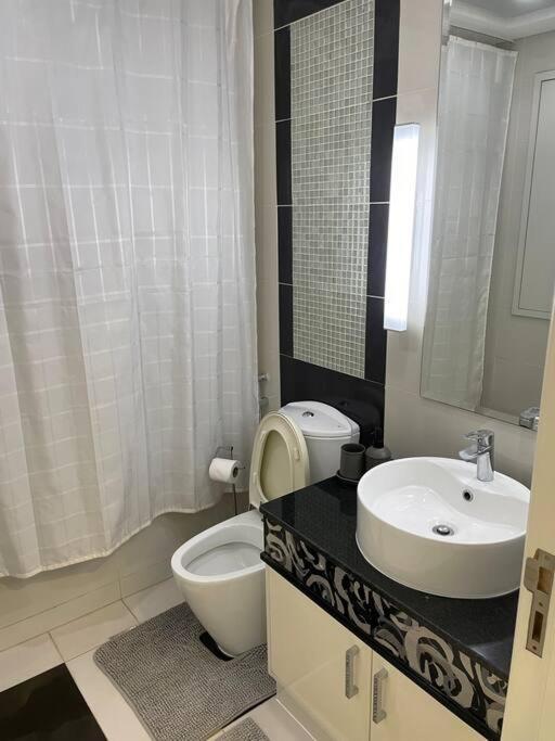 Luxury Living & Fully-furnished 3 Bedroom Next To Mall Apartment *