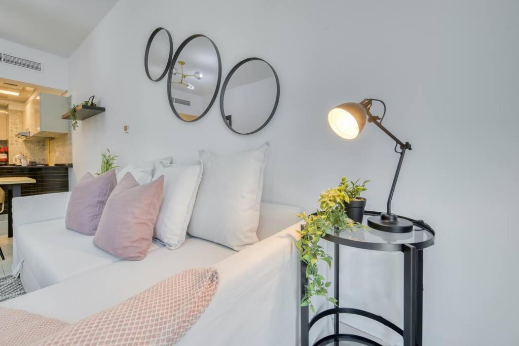 Chic Spacious 1 Bedroom In South.
