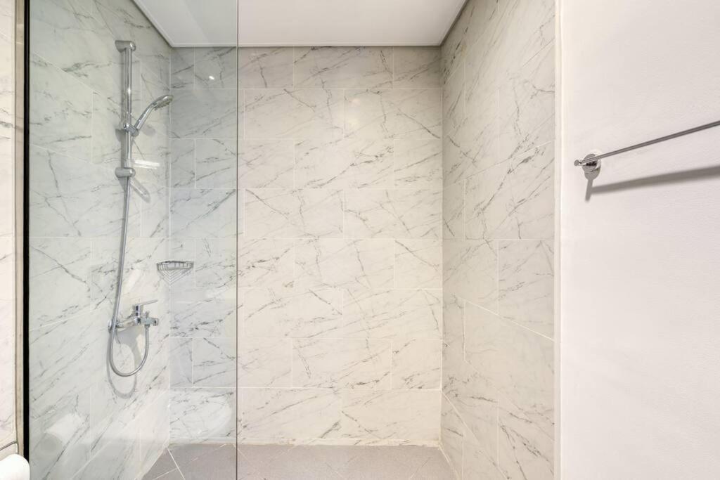Chic Spacious 1 Bedroom In South. Apartment