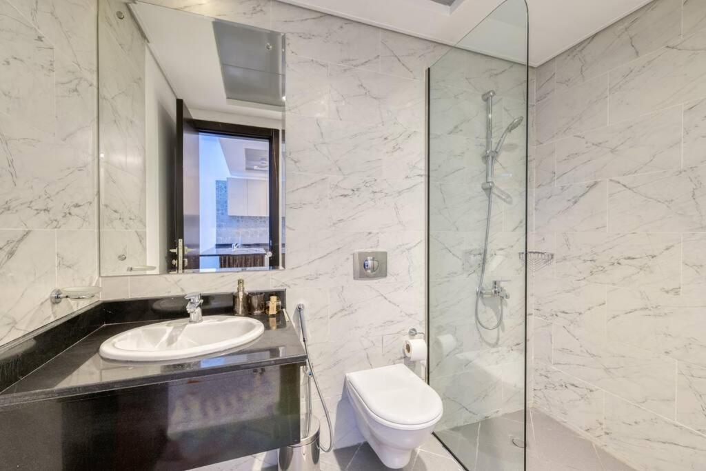 Chic Spacious 1 Bedroom In South. Apartment *