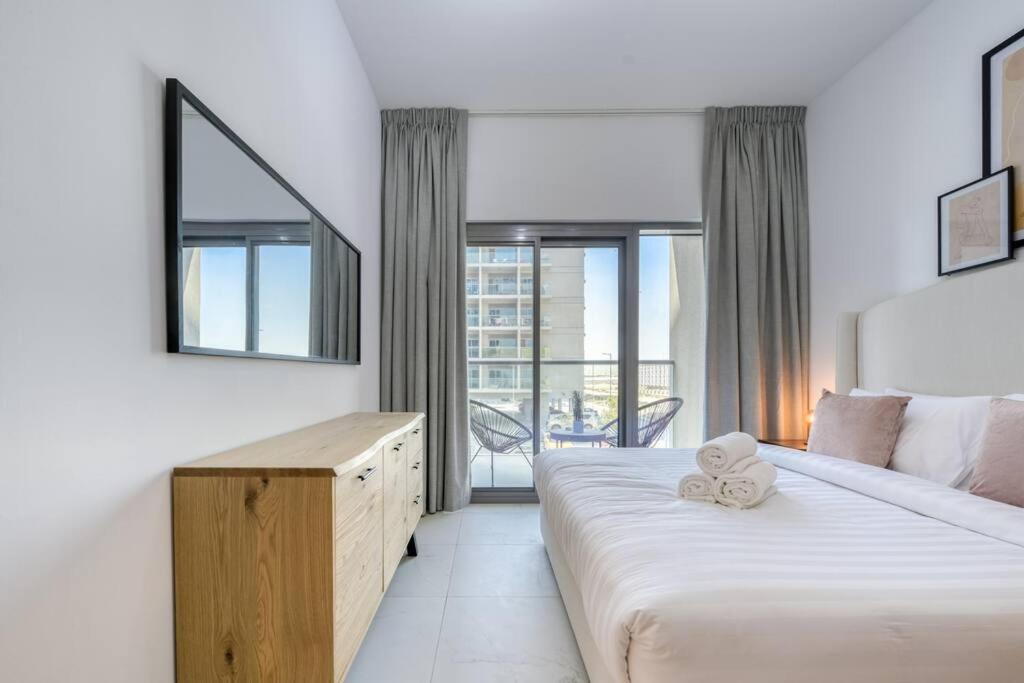 Chic Spacious 1 Bedroom In South. *