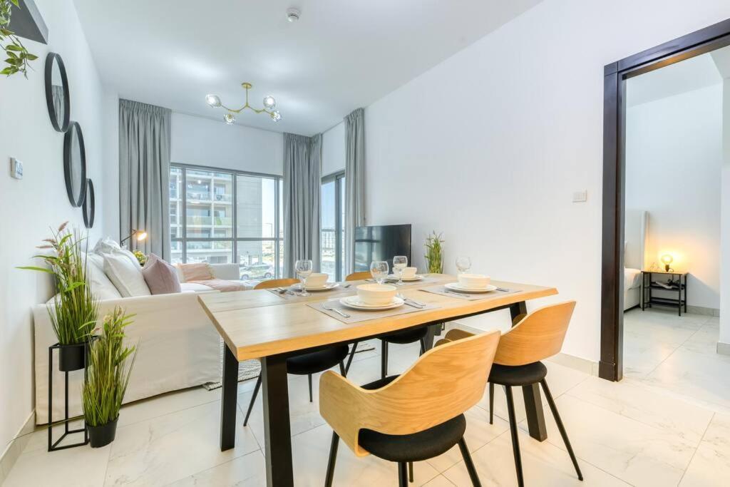Chic Spacious 1 Bedroom In South.