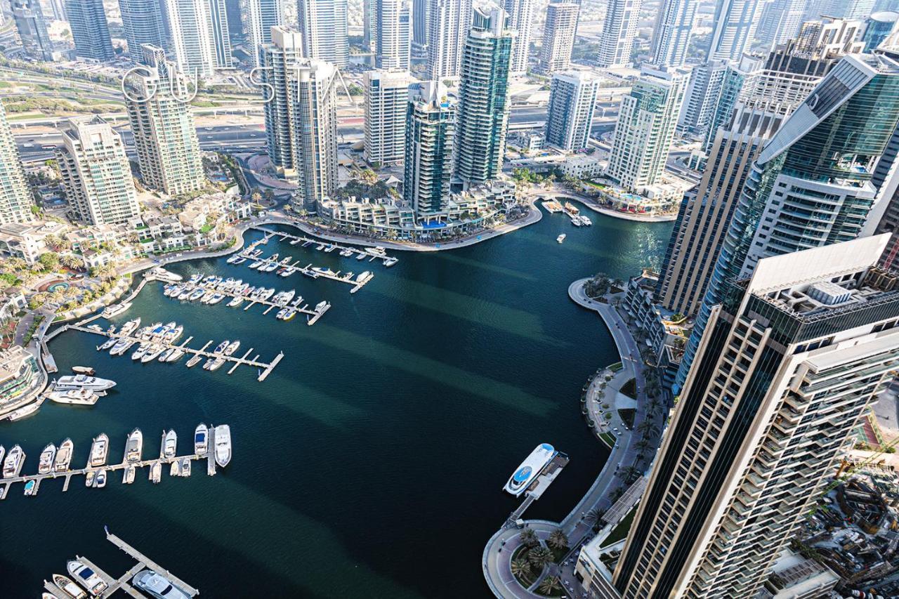 Cayan Tower, Marina