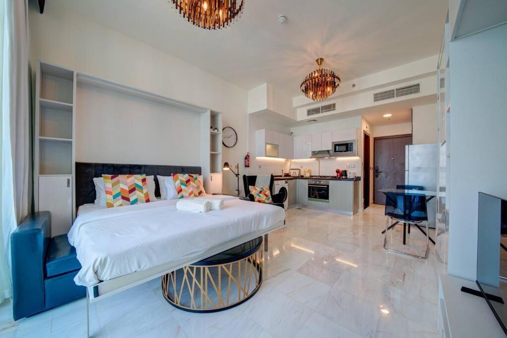 Lovely In Business Bay Apartment