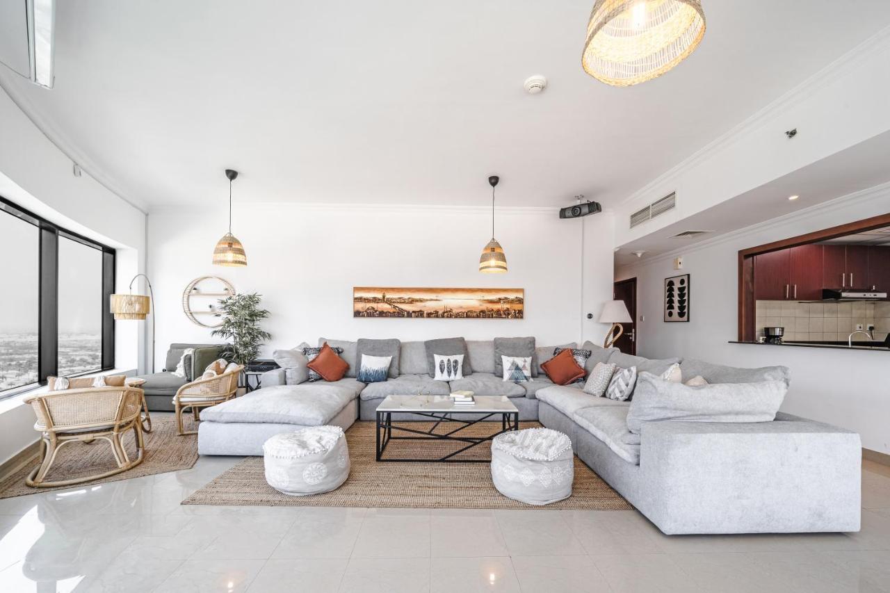 Spacious 3br With 180˚ Marina Views Dubai