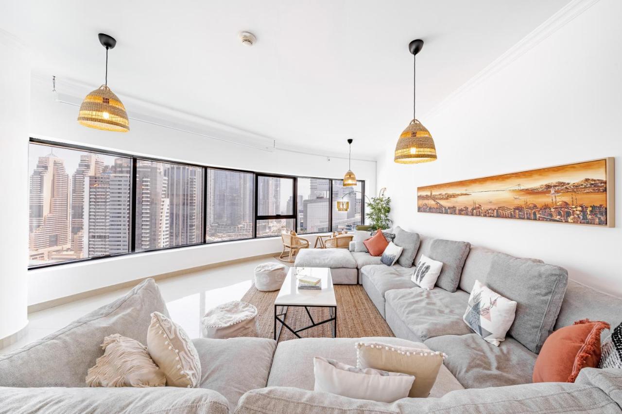 Spacious 3br With 180˚ Marina Views Dubai