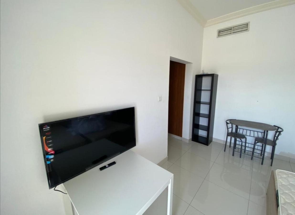 Cozy And Small Partitions For Men Guests In Daire