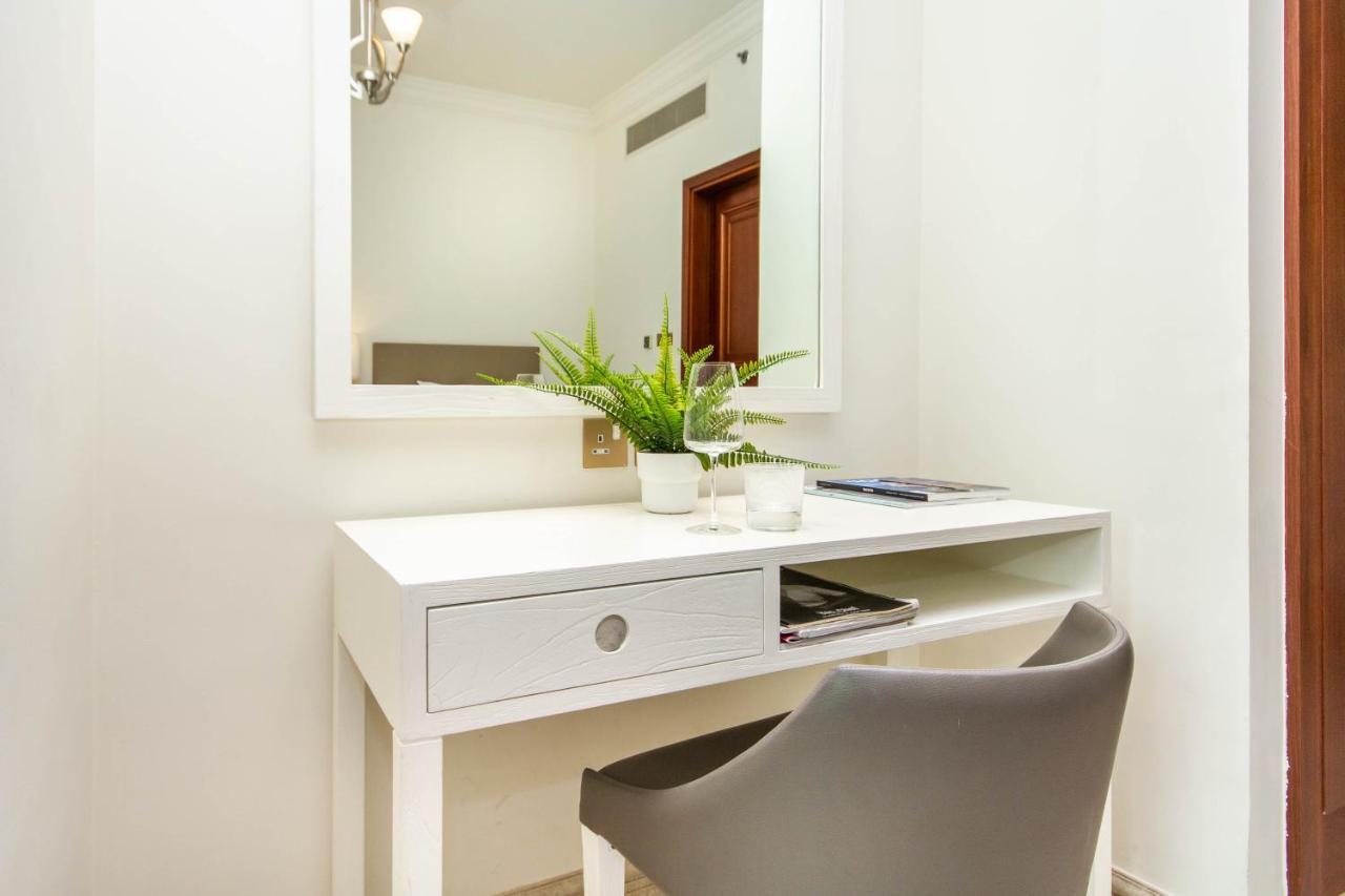 Bespoke Homes - Palm Jumeirah- 2 Bedroom & Pool Access, South Apartment *