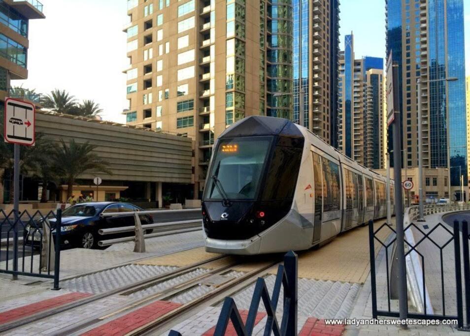 La Buena Vida Homes: Beachfront Luxury In Jbr Apartment