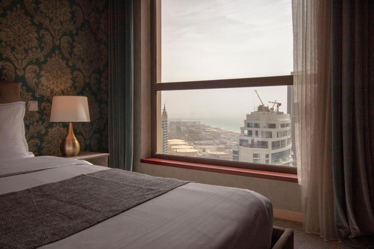 La Buena Vida Homes: Beachfront Luxury In Jbr Apartment