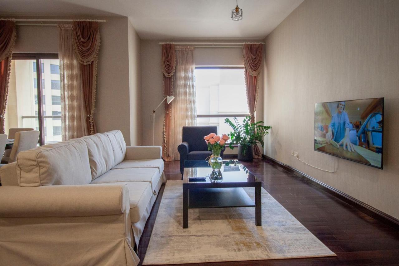La Buena Vida Homes: Beachfront Luxury In Jbr Apartment