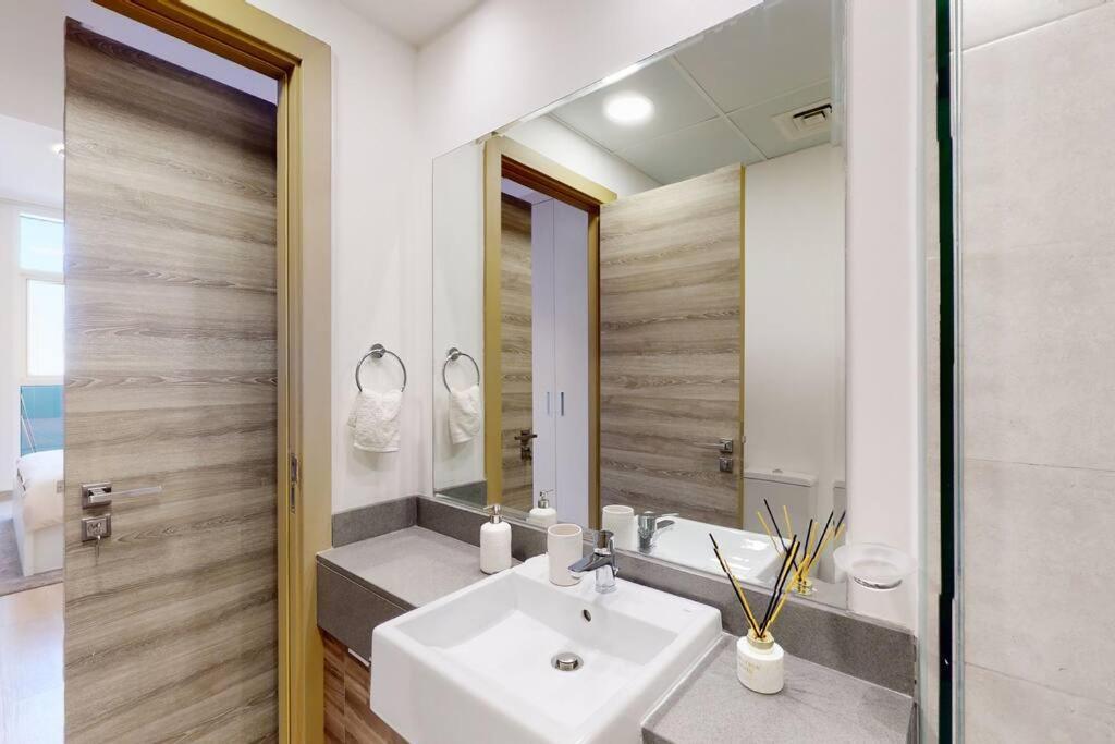 Lovely And Spacious 1 Bedroom With Extra Sofa Bed Daire Dubai