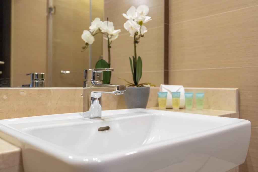 Cozy Studio In Sparkle Tower Jbr By Suiteable Apartment Dubai