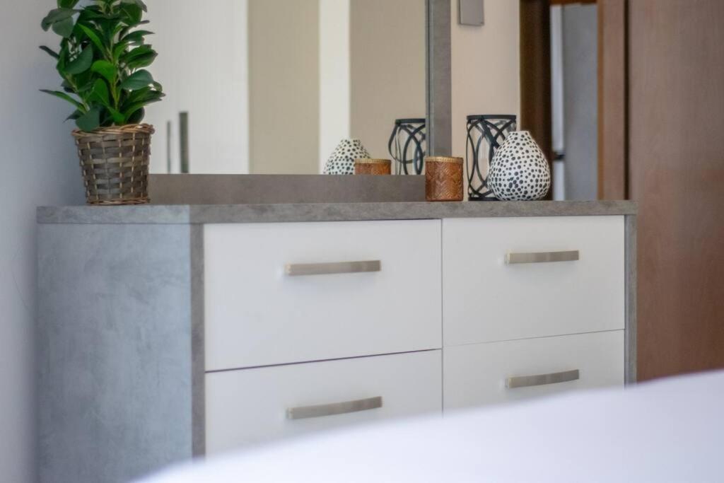 Lively Pop On The Business Bay Canal Apartment