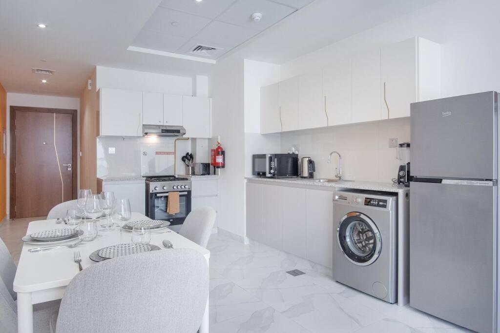 Lively Pop On The Business Bay Canal Apartment