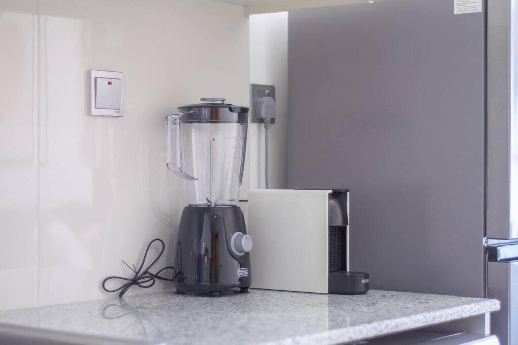 Lively Pop On The Business Bay Canal Apartment Dubai