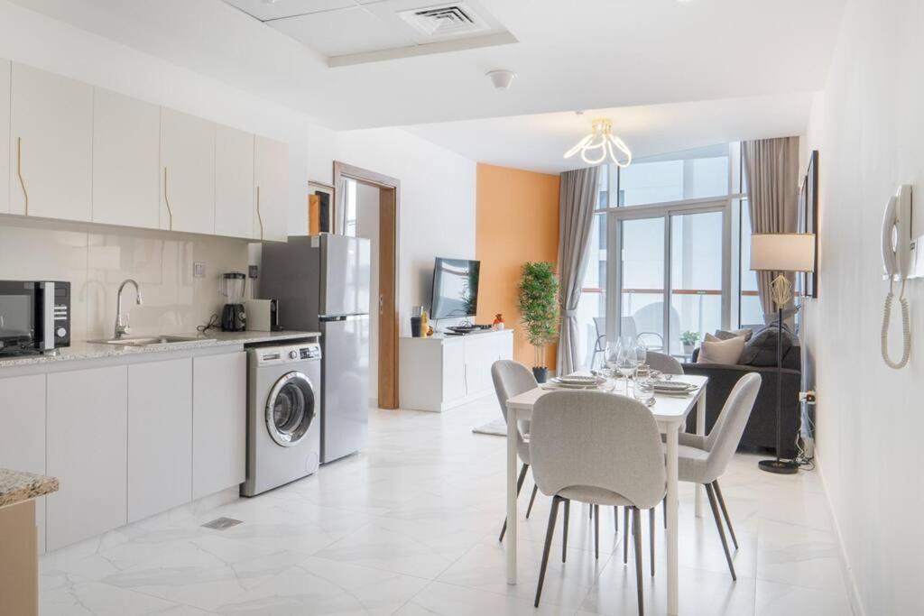 Lively Pop On The Business Bay Canal Apartment